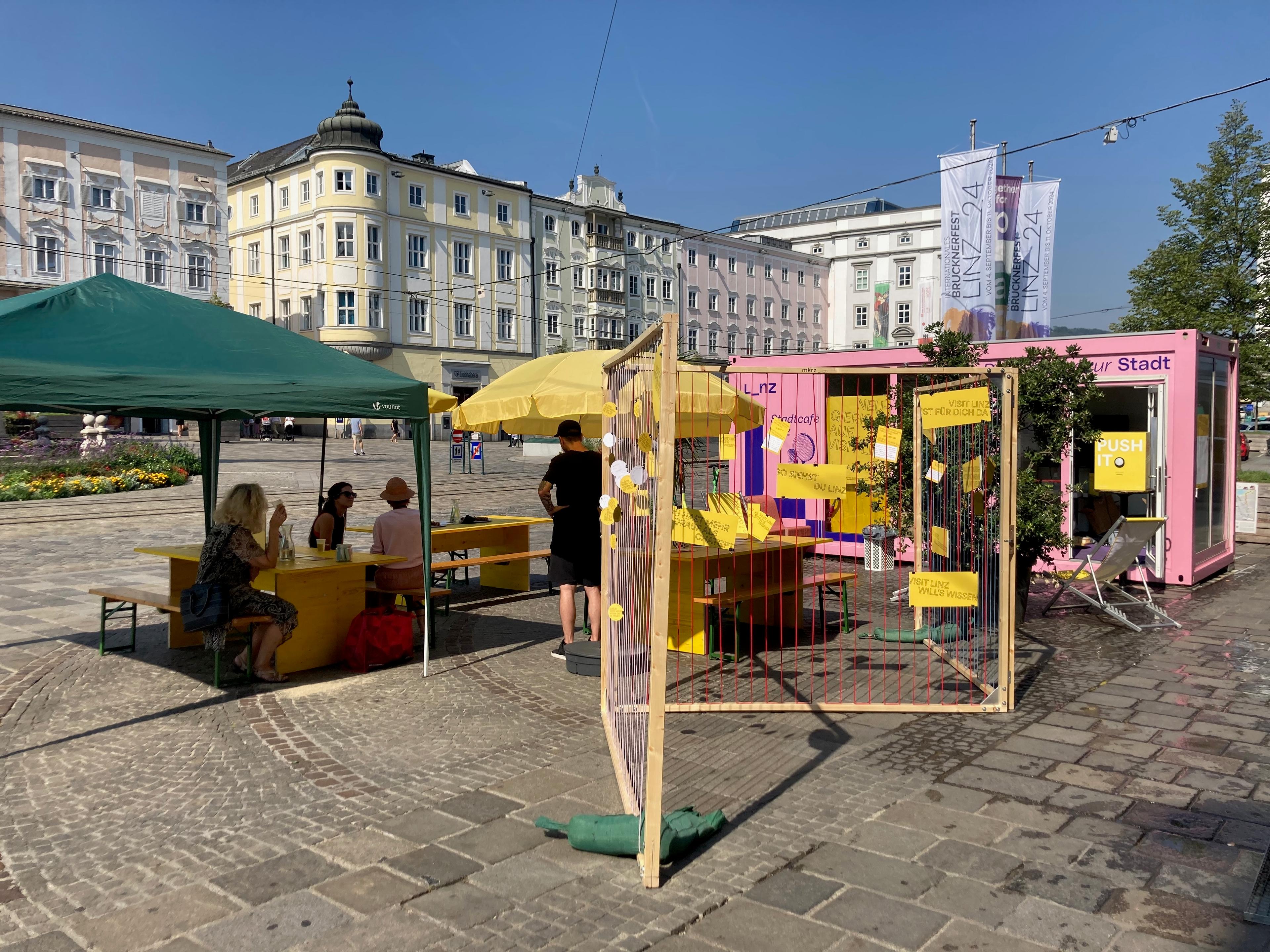 #question_curtain at the Hauptplatz Linz